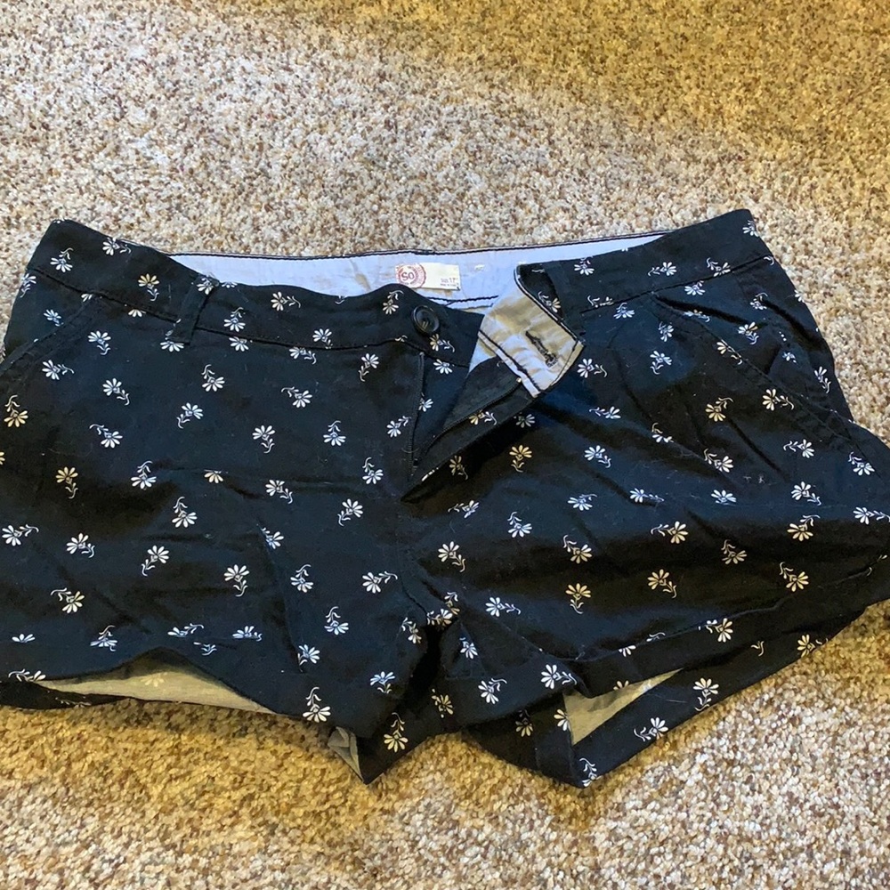 black and white flowered cotton shorts size 17